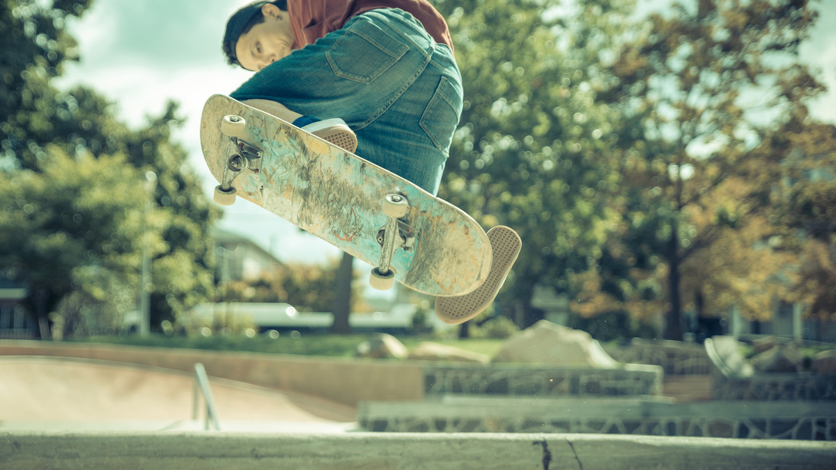 Ян титов скейтер. Скейтбордист прыгает на стоящую платформу 3. Скейтбордист. Джастин бибер. Красивые скейтборды.